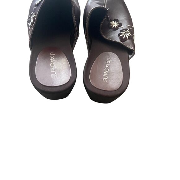 Eurostep Women's Size 7 M Brown Leather Floral Slip On Comfort Clogs - Picture 4 of 9